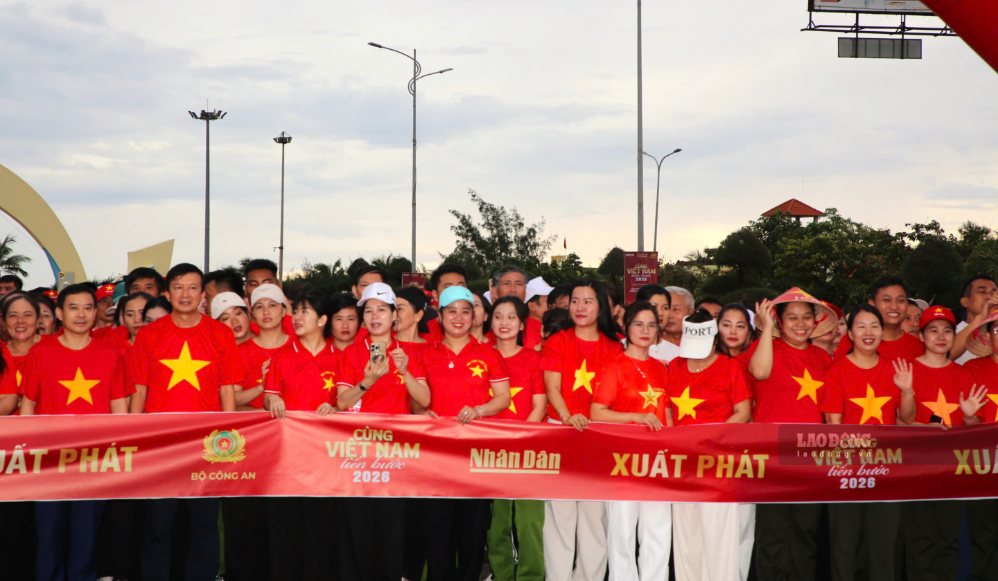 Người dân mặc áo cờ đỏ sao vàng tham gia chương trình tạo nên bức tranh rực rỡ và nhiều cảm xúc. Ảnh: Trung Sáng