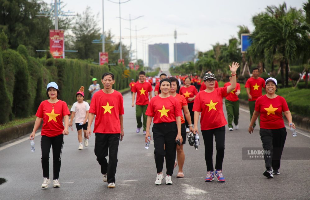 More than 13,200 officers, soldiers of the armed forces and people in Quang Tri participate in walking. Photo: Trung Sang