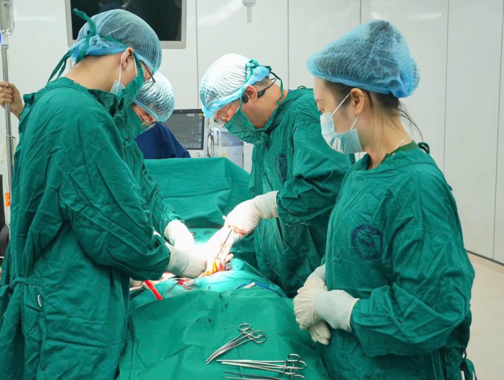 Doctors surgically remove the tumor for the patient. Photo: Provided by the Central Obstetrics and Gynecology Hospital