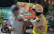 アルコール濃度で700万ドンの罰金、男性が交通警察官を抱きしめて懇願。写真:アイン・トゥー