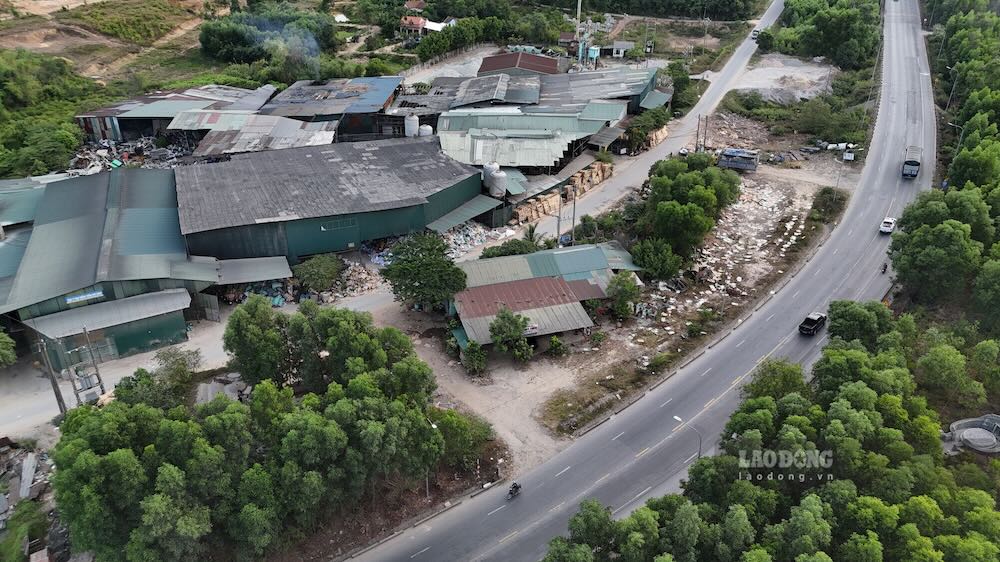 Cụm nhà máy giấy nằm bên tuyến đường tránh Huế, thuộc Cụm công nghiệp Thủy Phương (phường Thanh Thủy, TP Huế). Ảnh: Phóng viên