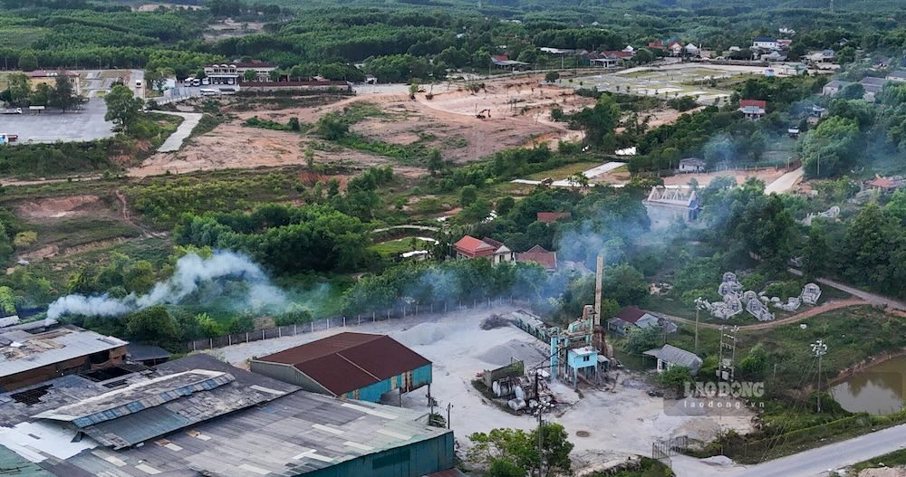 Khói phát tán từ sáng đến đêm tại các nhà máy giấy ở Cụm công nghiệp Thủy Phương, phường Thanh Thủy, TP Huế. Ảnh: Phóng viên