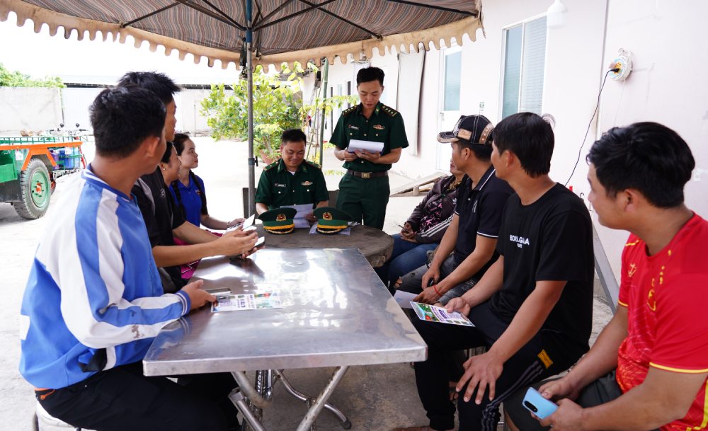 Tổ công tác đồn Biên phòng cửa khẩu Long Bình tổ chức họp dân tuyên truyền về phòng chống xuất nhập cảnh trái phép. Ảnh: Tiến Vinh/Biên phòng An Giang