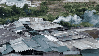 Shocked by the strange smell emanating from the paper factory complex without environmental records. Photo: Reporter
