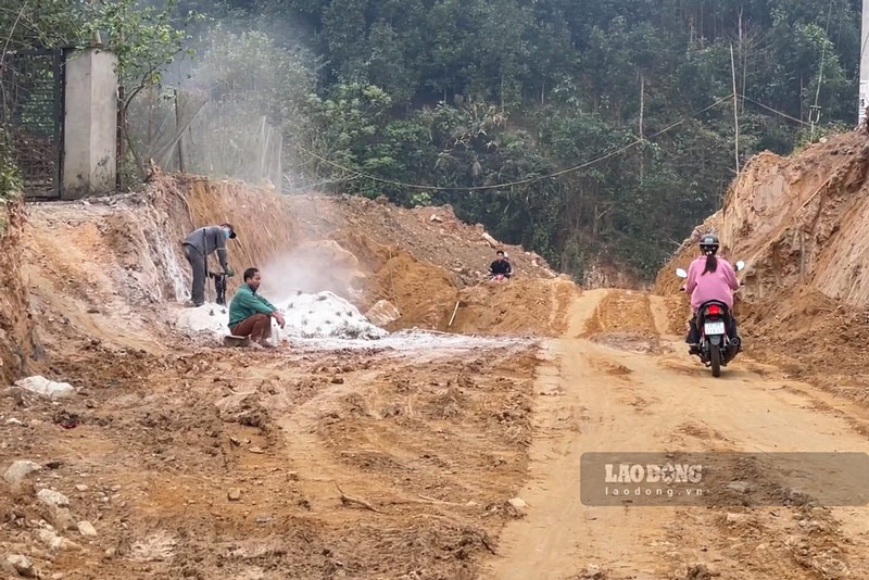Tuyến liên xã Bảo Nhai - Cốc Ly được đầu tư hơn 46 tỉ đồng nhưng còn vướng mặt bằng tại một số vị trí. Ảnh: Đinh Đại