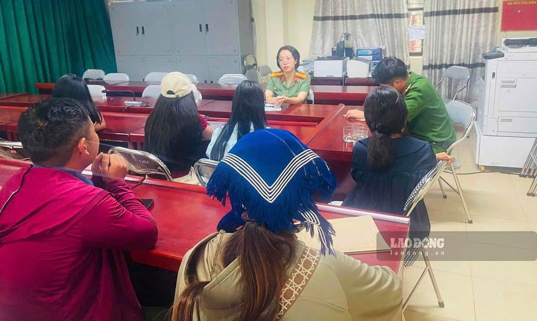 Timely preventing a group of students being dragged out of Lao Cai to Hanoi for hire. Photo: Quynh Trang