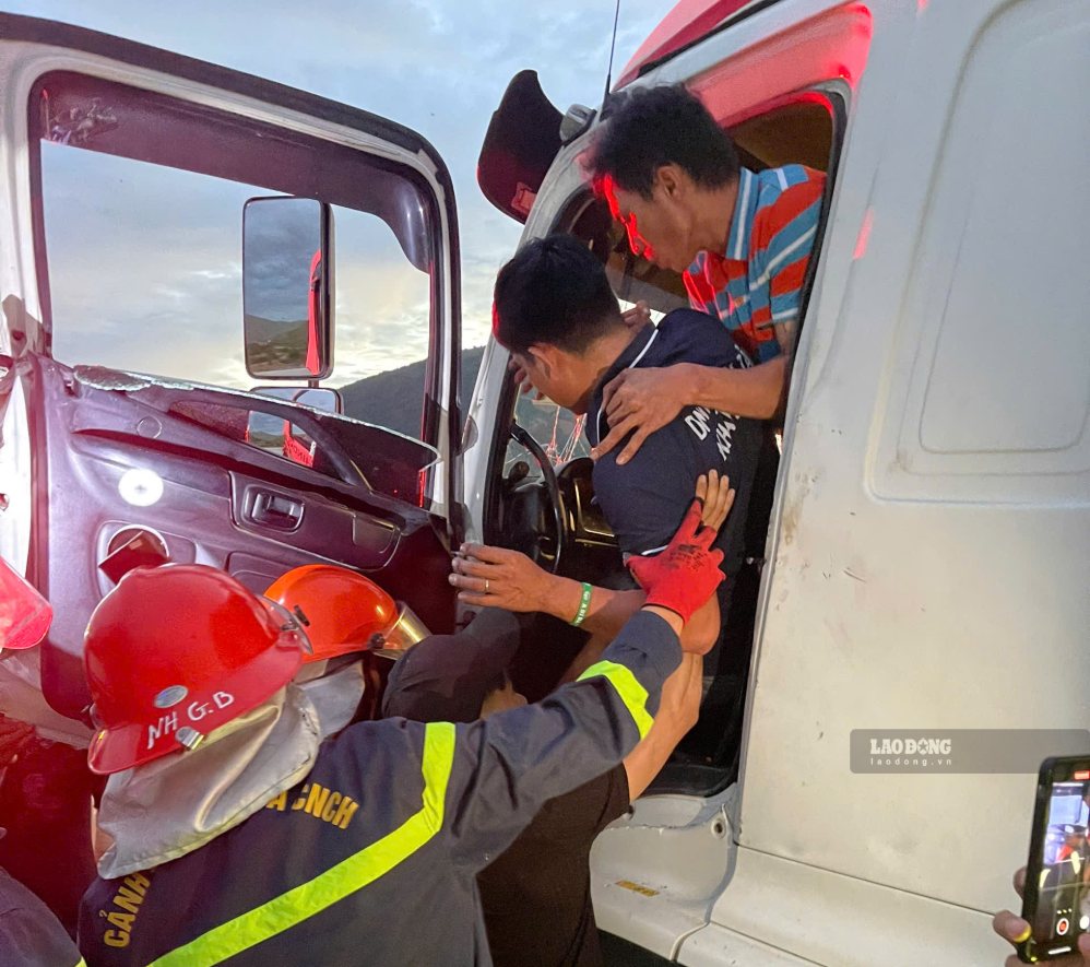 高速道路での事故後、運転席に閉じ込められた運転手を救助する当局。写真:フウ・ロン