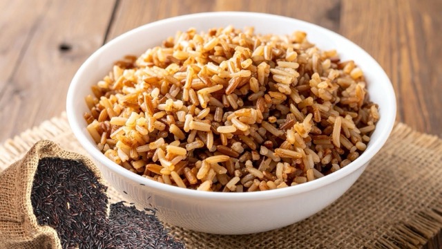 El arroz integral es rico en fibra, las personas con niveles altos de azúcar en sangre y ácido úrico deben comer la cantidad correcta. Foto gráfica: Hương Sơn/Con uso de IA