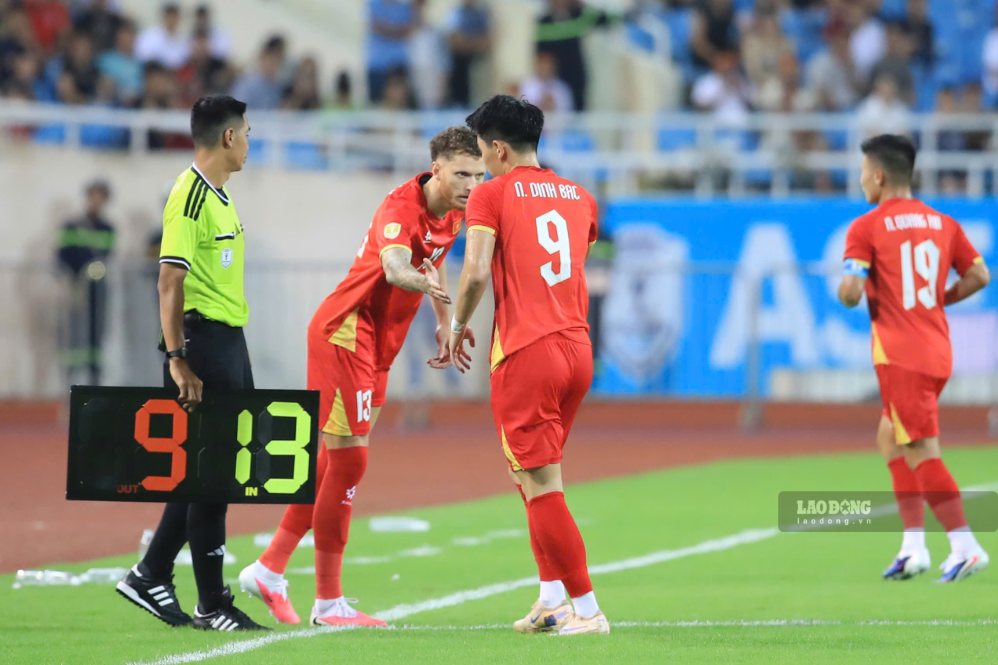 Đình Bắc pourrait devoir céder sa place à Tài Lộc lors du match de l'équipe vietnamienne contre l'Indonésie. Photo: Minh Dân