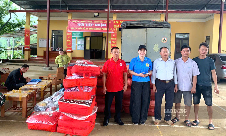 More than 43 million VND of necessities were given to people in the Lao Chai flood area. Photo: Vuong Anh