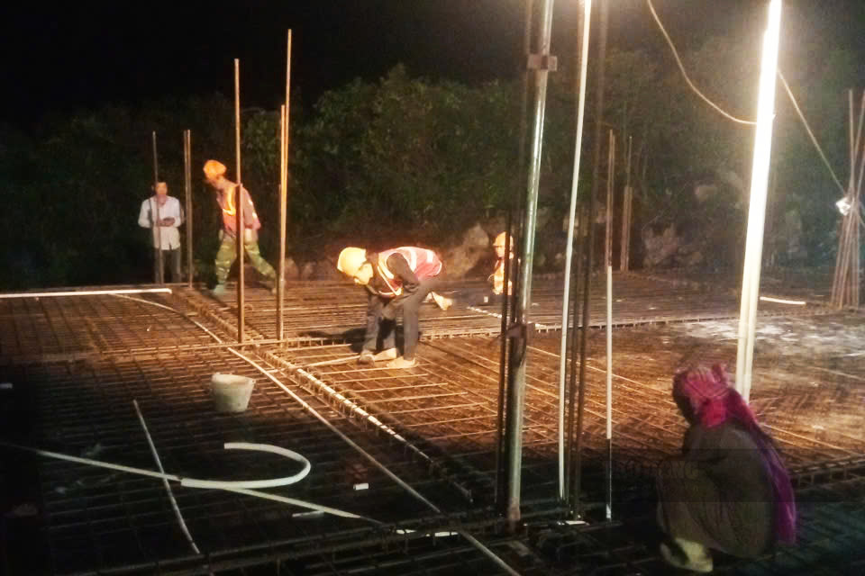 Dưới ánh đèn đêm, hoạt động thi công xây dựng các trường nội trú diễn ra liên tục, đảm bảo tiến độ. Ảnh: Hà Linh.