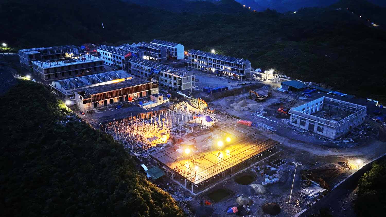 Construction work of Son Vi Inter-level Ethnic Minority Boarding Primary and Secondary School takes place even at night, determined to complete the project before the new school year. Photo: Ha Linh