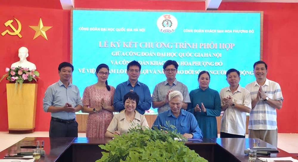 Hanoi National University Trade Union signs cooperation agreement with Hoa Phuong Do Hotel Trade Union on welfare programs for officials, teachers, and employees. Photo: Van Doan/Hanoi National University Trade Union