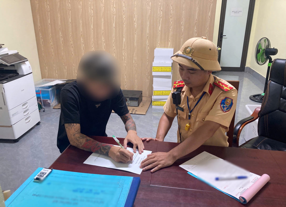 Cán bộ Công an làm việc với nam thanh niên vi phạm. Ảnh: Công an tỉnh Quảng Ninh