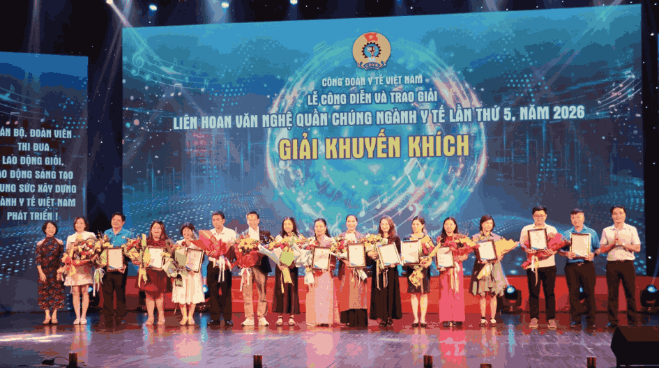 Ban tổ chức trao giải Khuyến khích cho các tiết mục. Ảnh: Công đoàn Y tế Việt Nam.