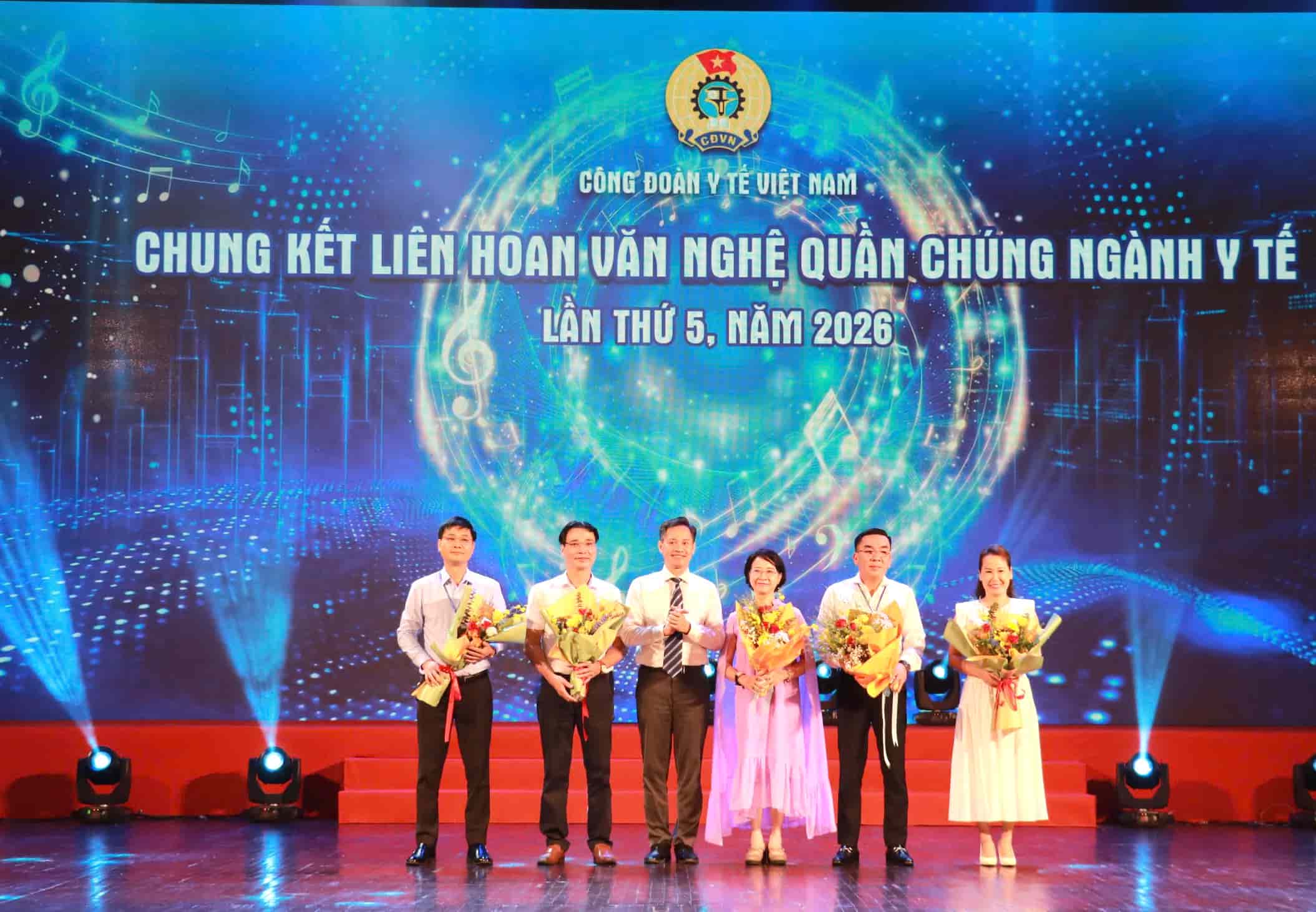 GS.TS Phạm Minh Khuê - Phó Bí thư chuyên trách Đảng ủy Bộ Y tế tặng hoa chúc mừng Ban Giám khảo Liên hoan. Ảnh: Công đoàn Y tế Việt Nam.