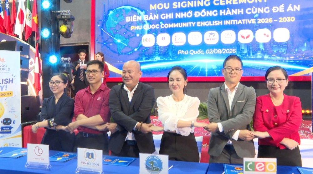 Ký kết bản ghi nhớ hợp tác giữa UBND đặc khu Phú Quốc và các đơn vị đồng hành cùng đề án. Ảnh: Hoàng Dung/Trung tâm dịch vụ tổng hợp đặc khu Phú Quốc