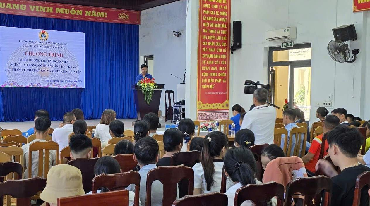 The grassroots trade union in Da Nang presented 68 gifts with a total budget of 36.5 million VND, including scholarships, cash and student notebooks for children of union members and workers. Photo: Dien Ban Dong Ward Trade Union