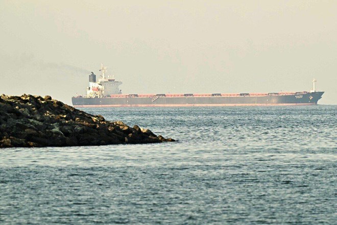 A cargo ship passing through the Strait of Hormuz on February 25, 2026. On August 3, an oil tanker was hit by an unidentified object off the coast of Oman, while another ship reported an explosion nearby. Photo: AFP