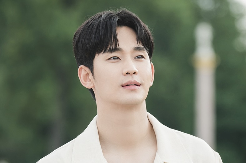 Kim Soo Hyun sends greetings to fans after a long period of interruption. Photo: Netflix