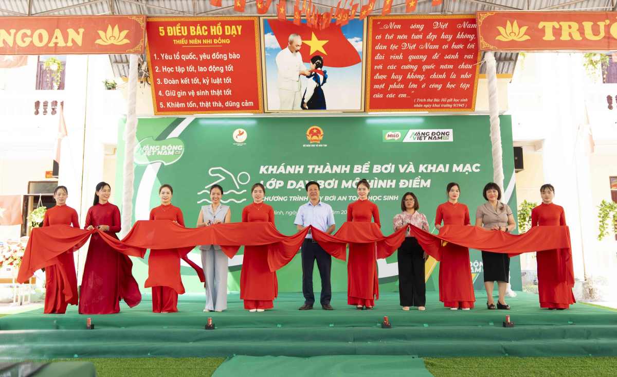 Delegates cut the ribbon to inaugurate the swimming pool at the event. Photo: Nestlé