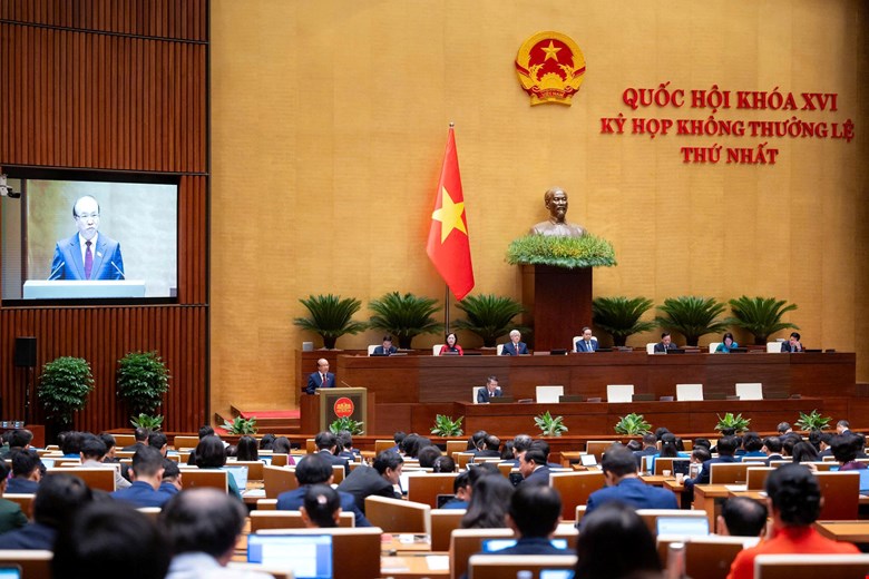 Sáng 3.8, tại kỳ họp không thường lệ lần thứ nhất, Quốc hội khóa XVI, Bộ trưởng Bộ Tư pháp Hoàng Thanh Tùng trình bày tờ trình Luật sửa đổi, bổ sung một số điều của Luật Trách nhiệm bồi thường của Nhà nước.