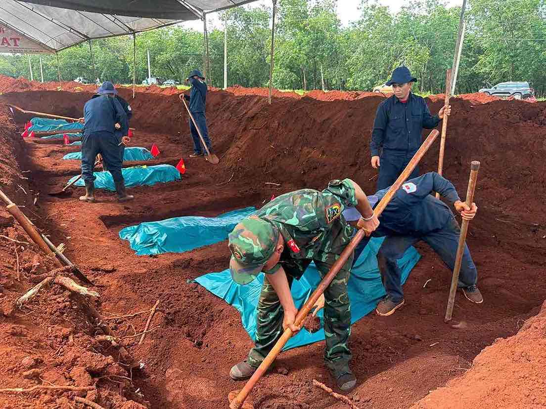 Team K72 (Dong Nai City Military Command) collects martyrs' remains in Minh Duc commune. Photo: Team K72