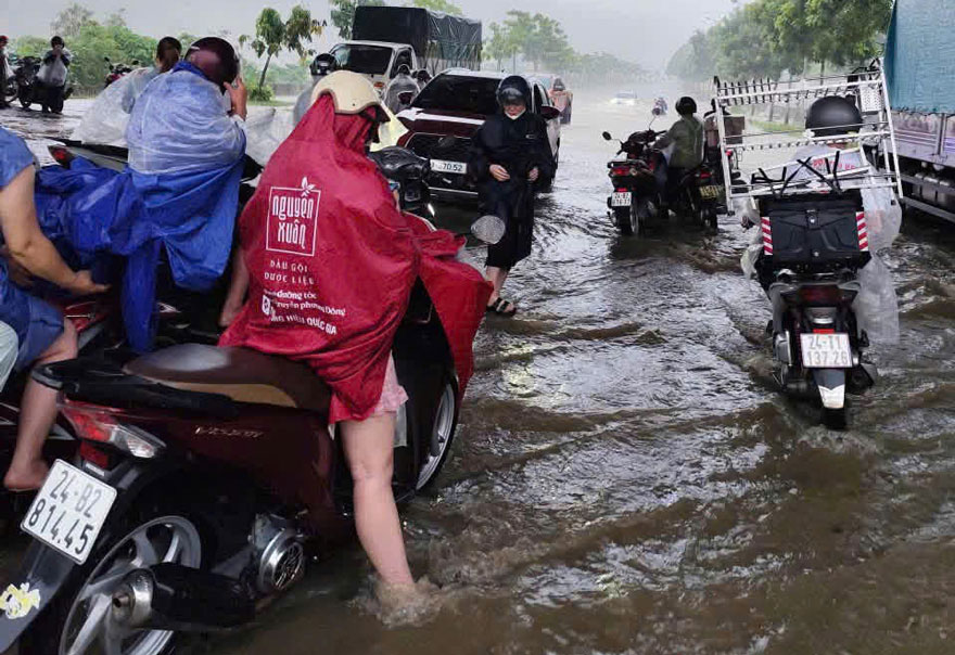 Nhiều tuyến đường ở phường Lào Cai bị ngập úng cục bộ sau trận mưa lớn kéo dài. Ảnh: Cổng TTĐT Lào Cai
