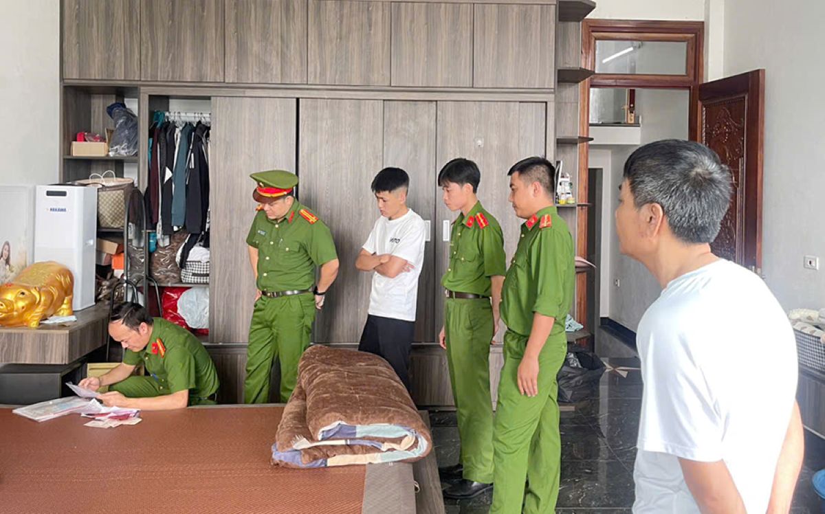 Cơ quan công an tiến hành khám xét nơi ở của các đối tượng trong đường dây đánh bạc qua mạng. Ảnh: Công an Thanh Hóa