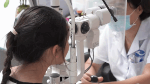 Doctors tell rules and time to use phones to help limit nearsightedness in children