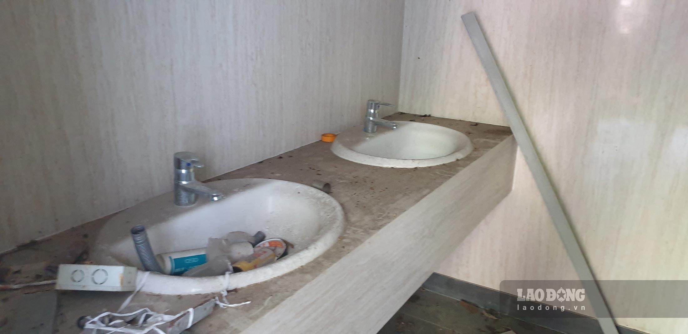 Trang thiết bị phòng vệ sinh trong bảo tàng bỏ hoang từ nhiều năm qua. Ảnh: Nguyễn Hùng