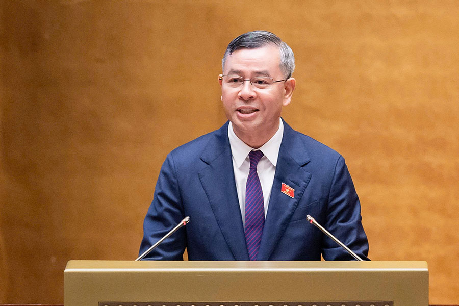 Member of the Party Central Committee, Minister of Finance Ngo Van Tuan presents the report on the draft Customs Law (amended). Photo: Media. quochoi. vn