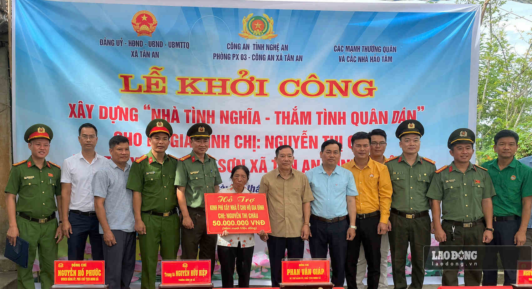 Leaders of PX03 Department of Nghe An Provincial Police and Tan An commune authorities present funds to support the construction of gratitude houses for 2 households in particularly difficult circumstances. Photo: Pham Chung
