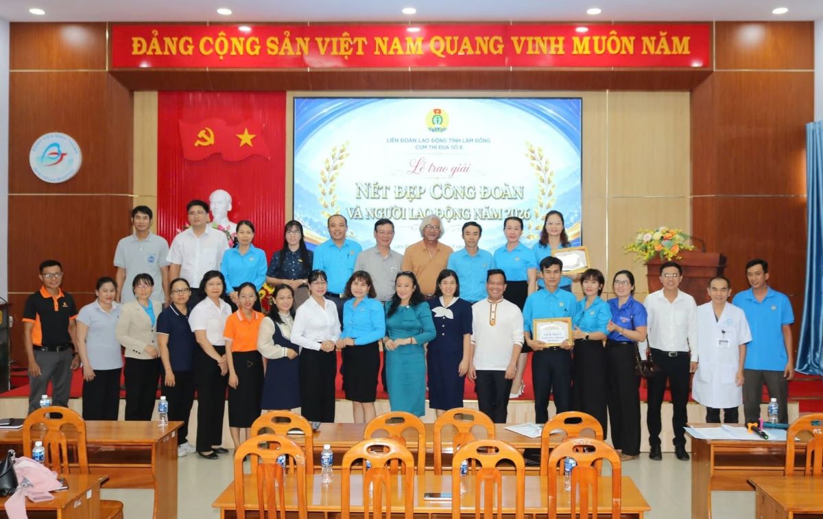 Ban Tổ chức trao giải và chụp ảnh cùng các công đoàn cơ sở đạt giải. Ảnh: LĐLĐ tỉnh Lâm Đồng