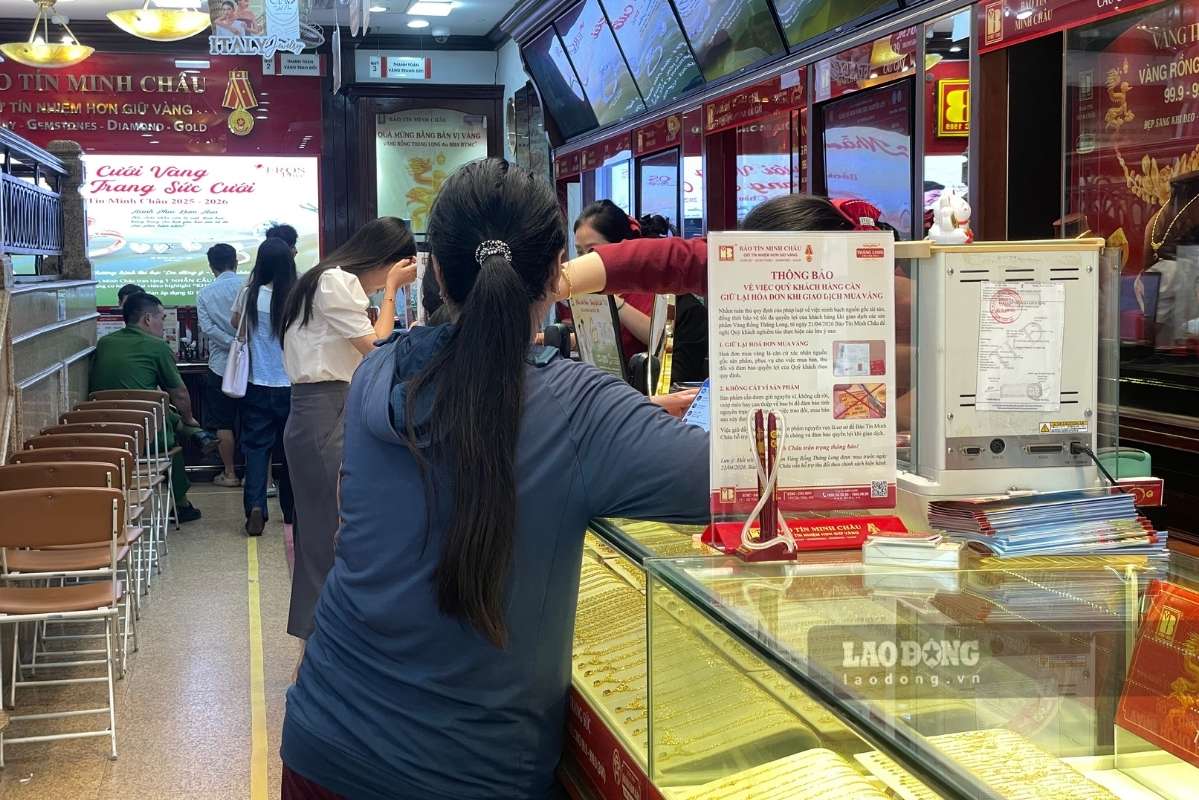 Gold prices rebound, stores operate smoothly. Photo: Ha Linh