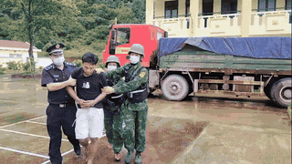 Arresting 2 subjects transporting 633kg of firecrackers and drugs across the border. Photo: Quang Tri Border Guard