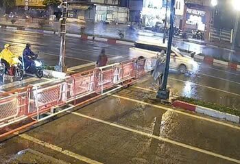 Image of a driver driving a car across a level crossing. Photo: Ho Chi Minh City Police Information Portal