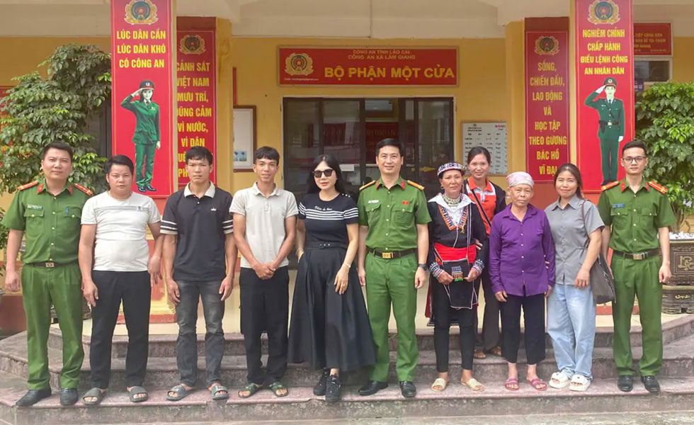 Ms. Trieu Thi Chip (wearing Dao ethnic costume) reunites with her family after 48 years of being lost. Photo: Lam Giang Commune Police
