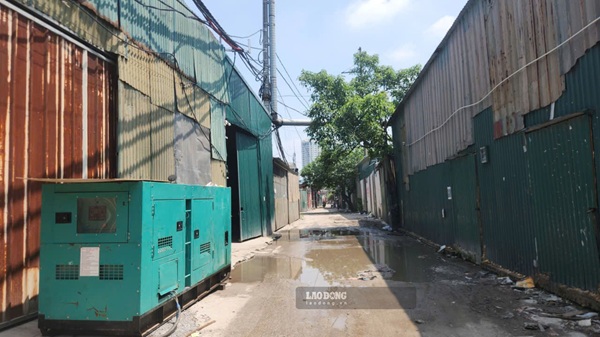 Một dãy nhà xưởng quây tôn ở Thanh Liệt. Ảnh: Minh Hạnh 