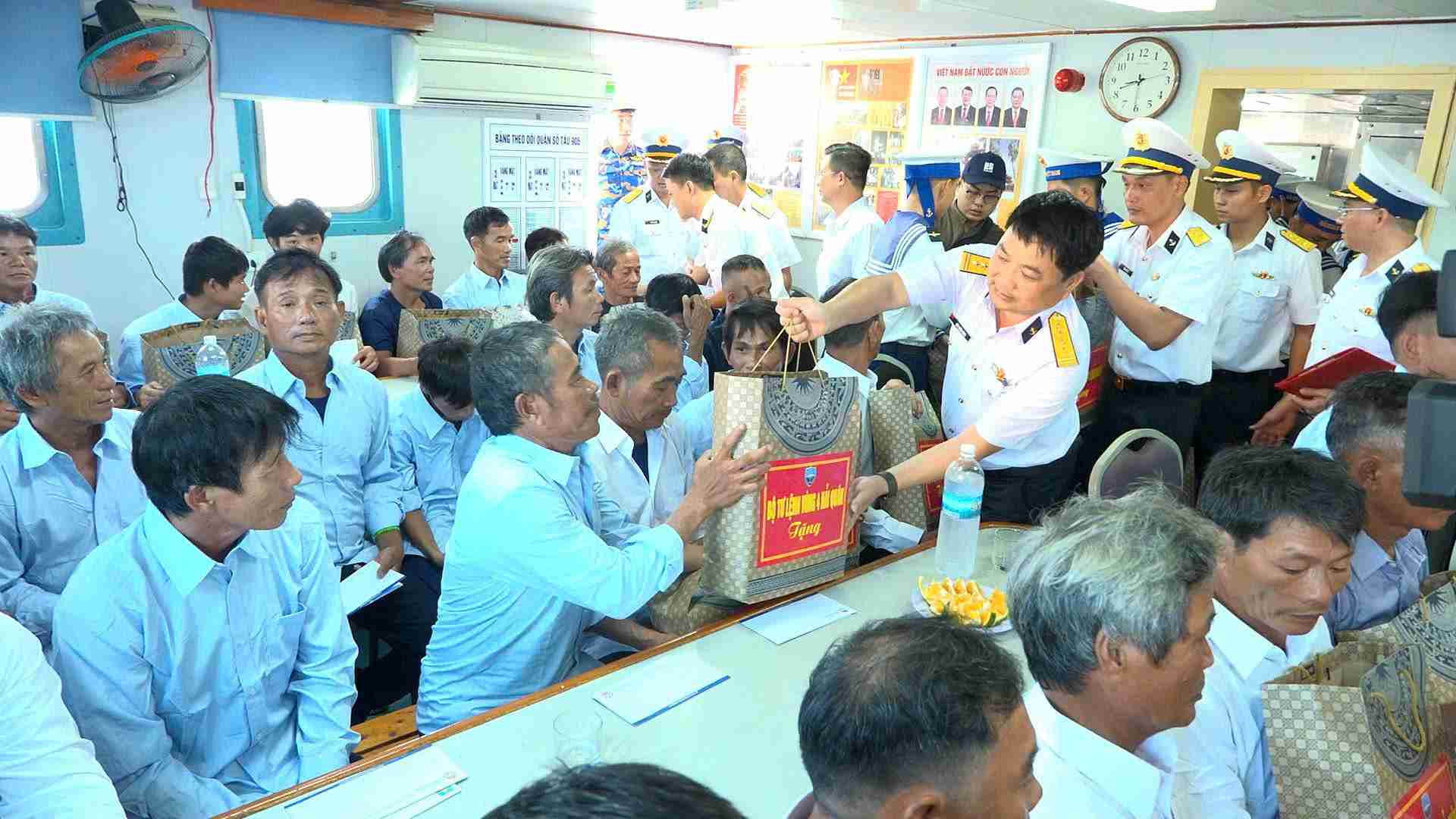 Đại diện Bộ Tư lệnh Vùng 4 Hải quân trao quà, động viên ngư dân gặp nạn trên tàu cá QNg 95267 TS. Ảnh: Hải quân cung cấp