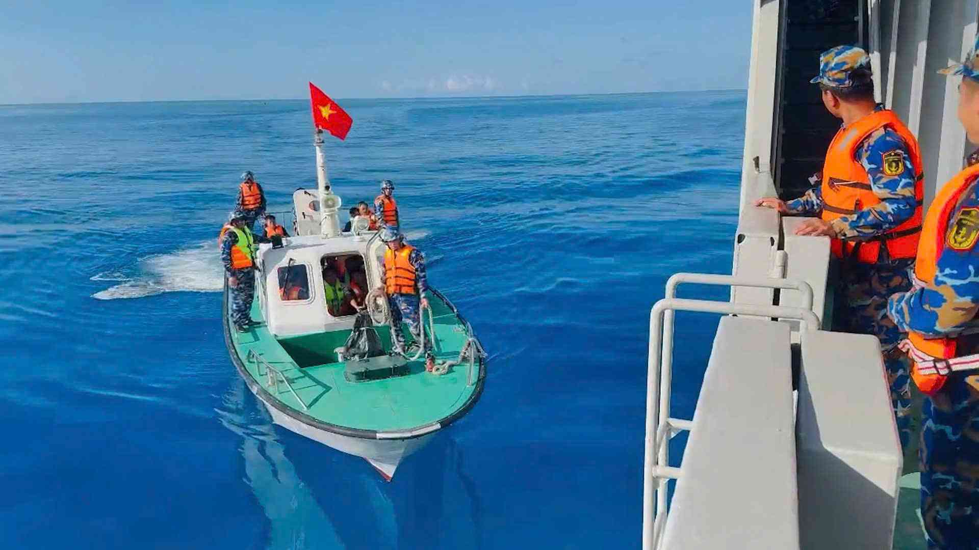 Naval Region 4 has brought 33 Quang Ngai fishermen in distress at sea ashore safely. Photo: Naval provided