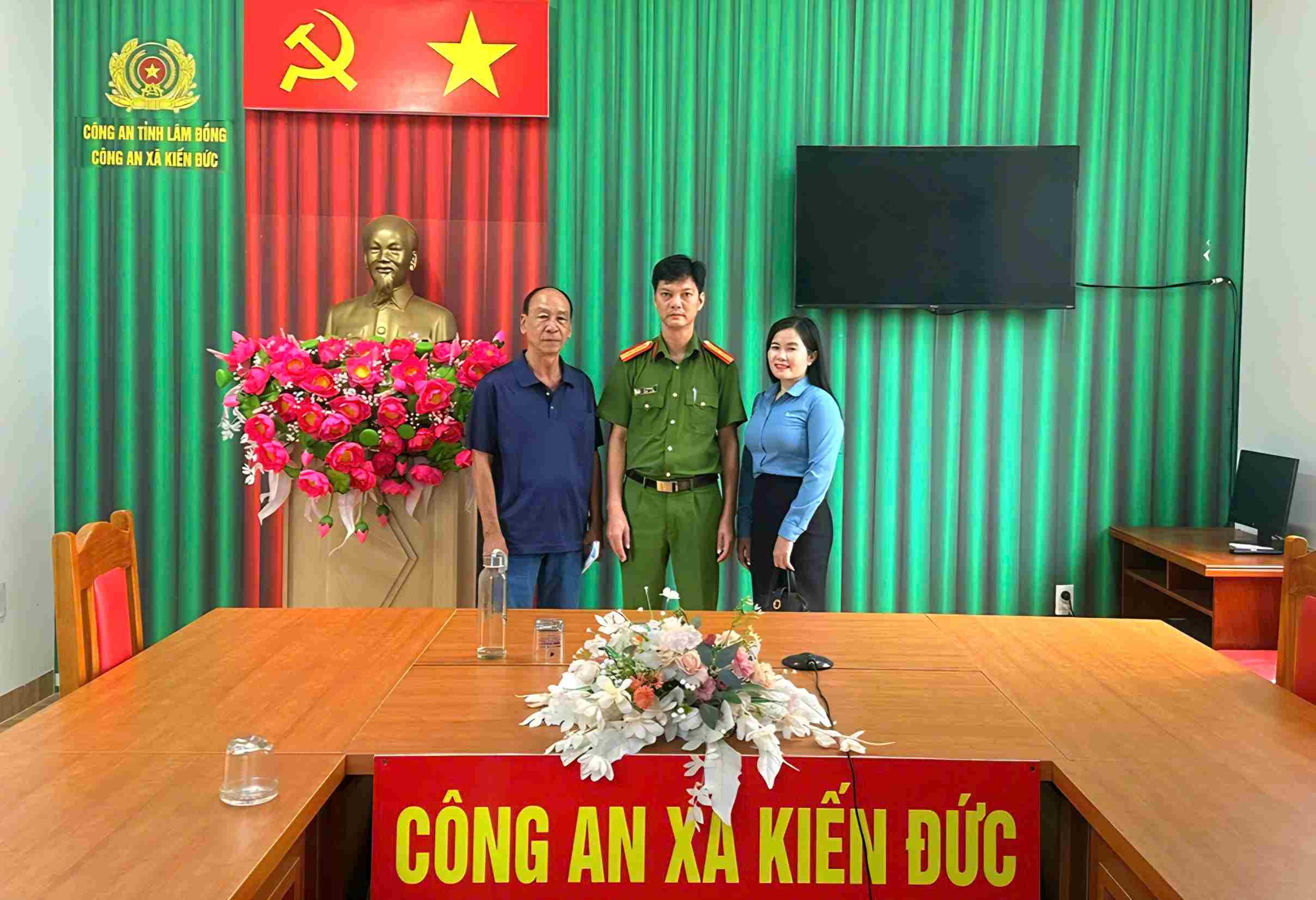 Kien Duc Commune Police complete procedures to help Mr. Le Ngoc Man receive back 490 million VND mistakenly transferred to Ms. Vu Thi Sinh's account. Photo: Kien Duc Commune Police