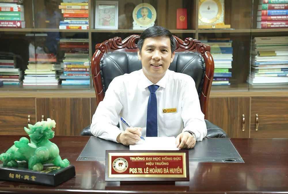 Assoc. Prof. Dr. Le Hoang Ba Huyen was appointed as Rector of Hong Duc University. Photo: Hong Duc University provided
