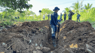 The Team for Repatriating Martyrs' Remains carefully performs search and repatriation steps in the area that used to be a temporary martyrs' cemetery during the war. Photo: Hoang Loc