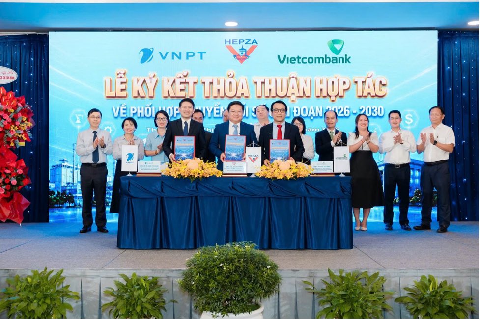 Representatives of VNPT HCMC, Hepza, Vietcombank Tan Binh branch sign minutes of cooperation agreement on digital transformation for the period 2026-2030. Photo: VNPT