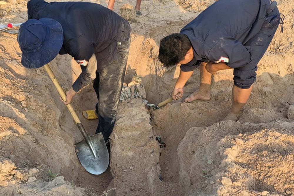 Functional forces excavate the area where martyrs' remains were discovered. Photo: Tay Ninh Military Command