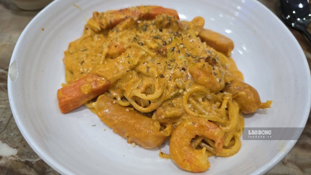 How to make simple seafood spaghetti with rose sauce to change the taste for family meals at the beginning of the week. Photo: Tuan Dat