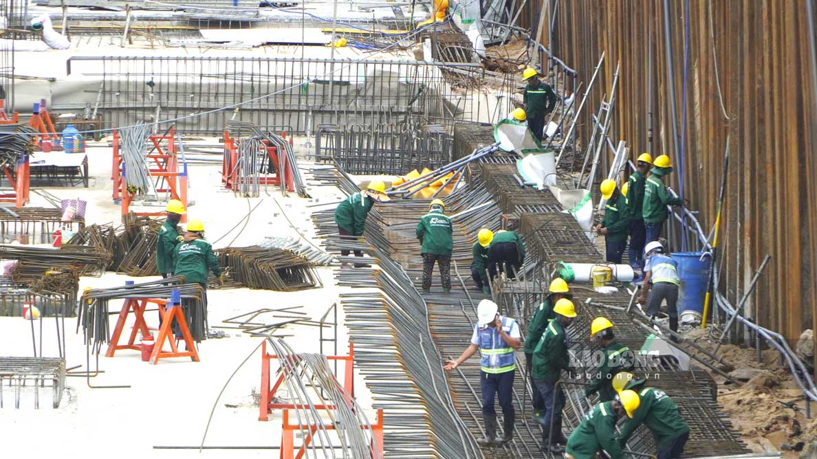 Workers working inside the large construction site serving APEC in Phu Quoc. Photo: Nguyen Anh.