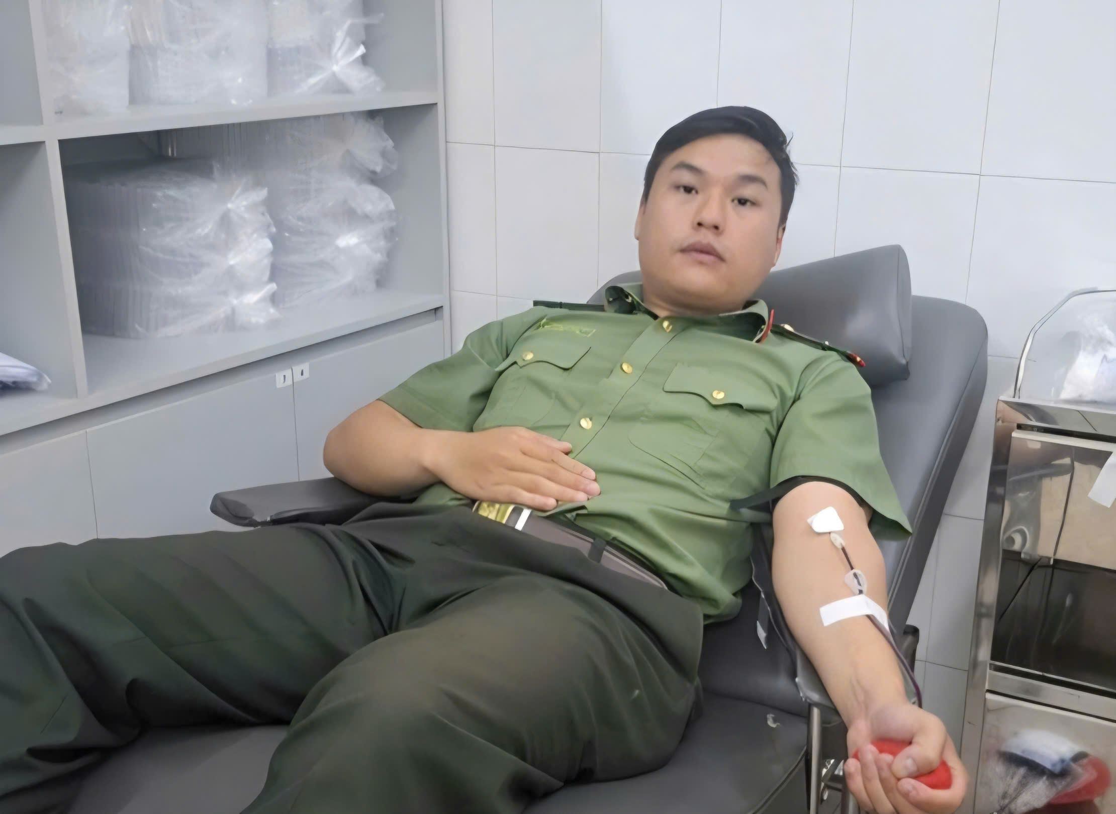 Lieutenant Nguyen Thanh Huy directly donates blood for emergency treatment for pediatric patients at the hospital. Photo: Lam Dong Police