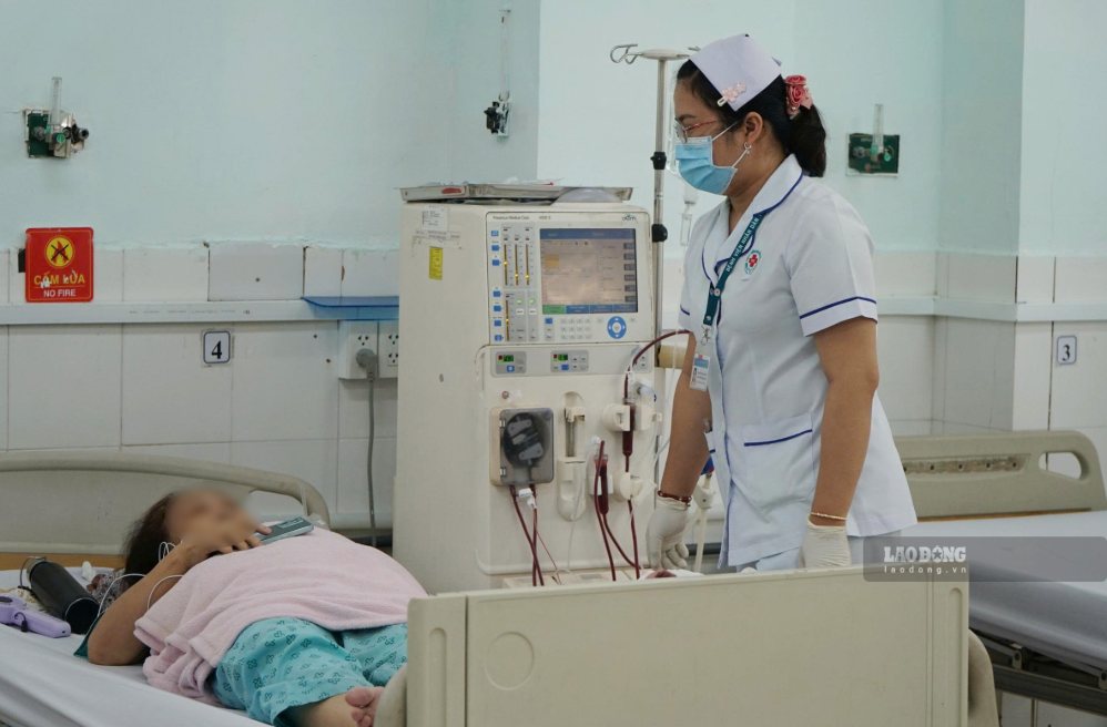 The dialysis machine operates 4-5 shifts per day under the pressure of chronic kidney disease.